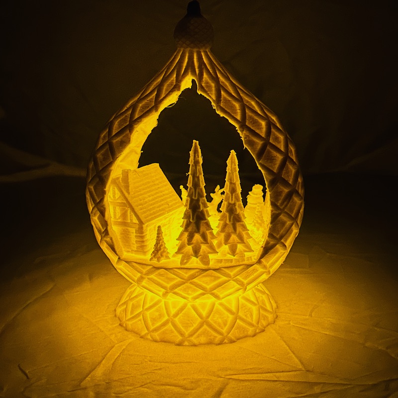 Weihnachtskugel Modell Haus mit Tannen Standard Weiss